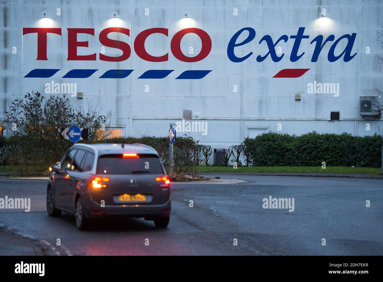 Glasgow, Schottland, Großbritannien. Dezember 2020. Im Bild: DER TESCO-Vorsitzende hat zugegeben, dass er langlebige Güter in Vorbereitung auf mögliche Lieferunterbrechungen am Ende der Brexit-Übergangsphase gelagert hat. Wenige Stunden bevor Premierminister Boris Johnson in Brüssel für die letzten Verhandlungen über das Handelsabkommen mit dem Graben anstand, konnte John Allan die Möglichkeit eines vorübergehenden Mangels an einigen frischen Lebensmitteln ab dem 1. Januar nicht ausschließen, fügte aber hinzu, dass sie nur für "einen begrenzten Zeitraum" sein sollten. Quelle: Colin Fisher/Alamy Live News Stockfoto