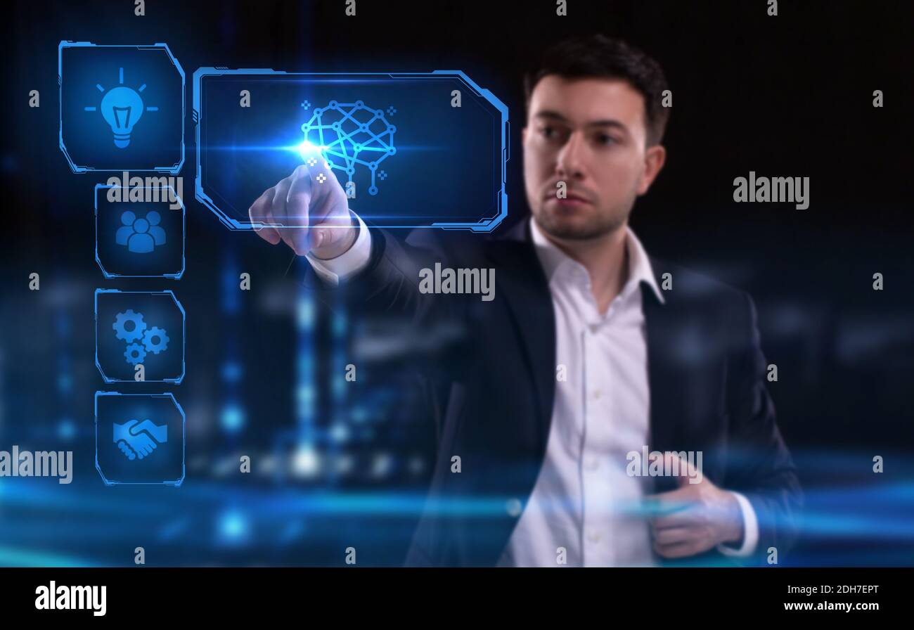 Business, Technologie, Internet und Netzwerkkonzept. Junger Geschäftsmann, der auf dem virtuellen Bildschirm der Zukunft arbeitet. Blauer Hintergrund Stockfoto