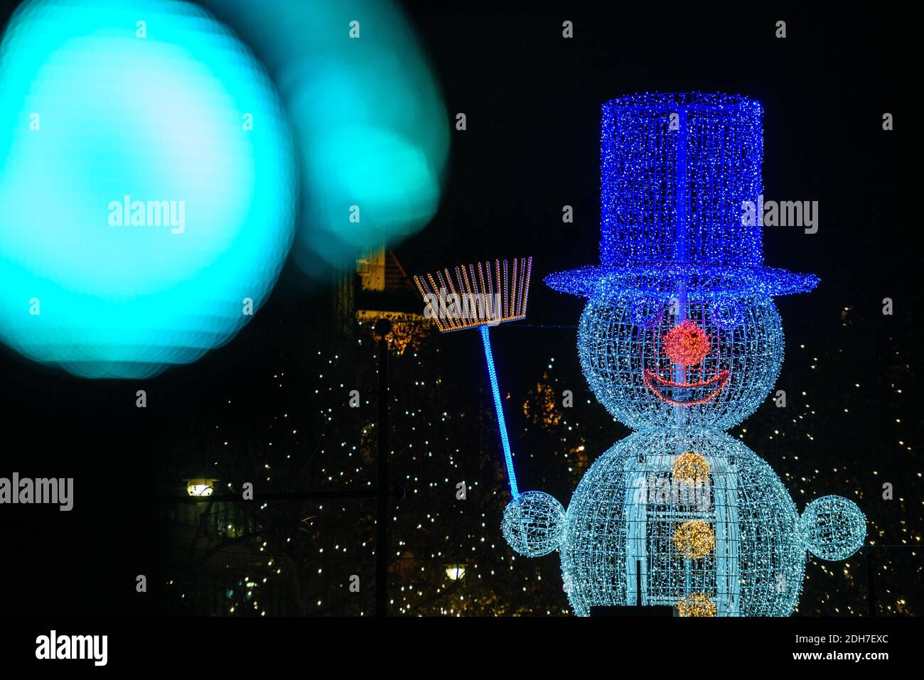 Berlin, Berlin, Deutschland. Dezember 2020. Auf der KurfÃ¼rstendamm neben dem Konrad-Adenauer-Platz ist eine beleuchtete Schneemann-Figur zu sehen. Quelle: Jan Scheunert/ZUMA Wire/Alamy Live News Stockfoto