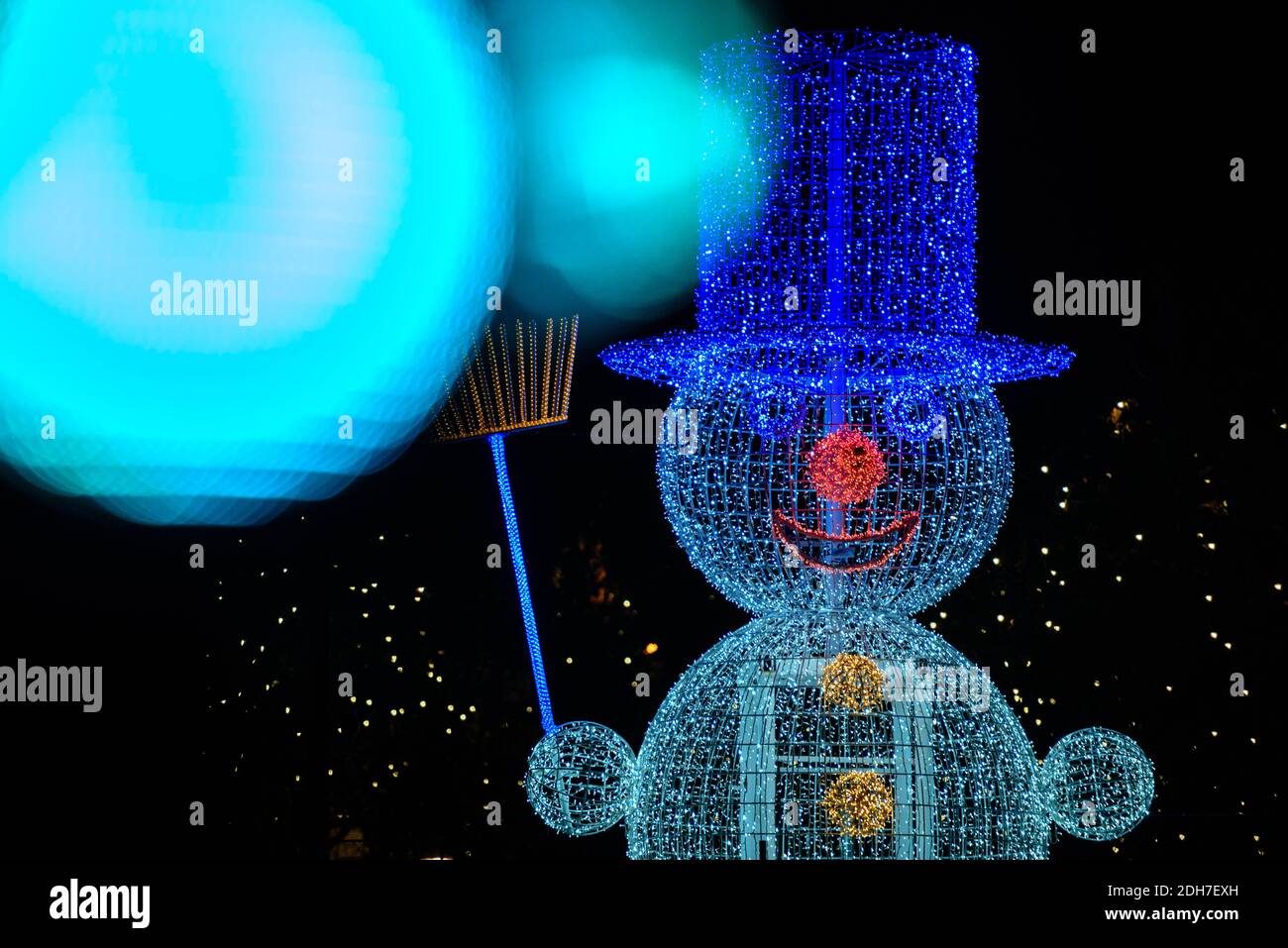Berlin, Berlin, Deutschland. Dezember 2020. Auf der KurfÃ¼rstendamm neben dem Konrad-Adenauer-Platz ist eine beleuchtete Schneemann-Figur zu sehen. Quelle: Jan Scheunert/ZUMA Wire/Alamy Live News Stockfoto
