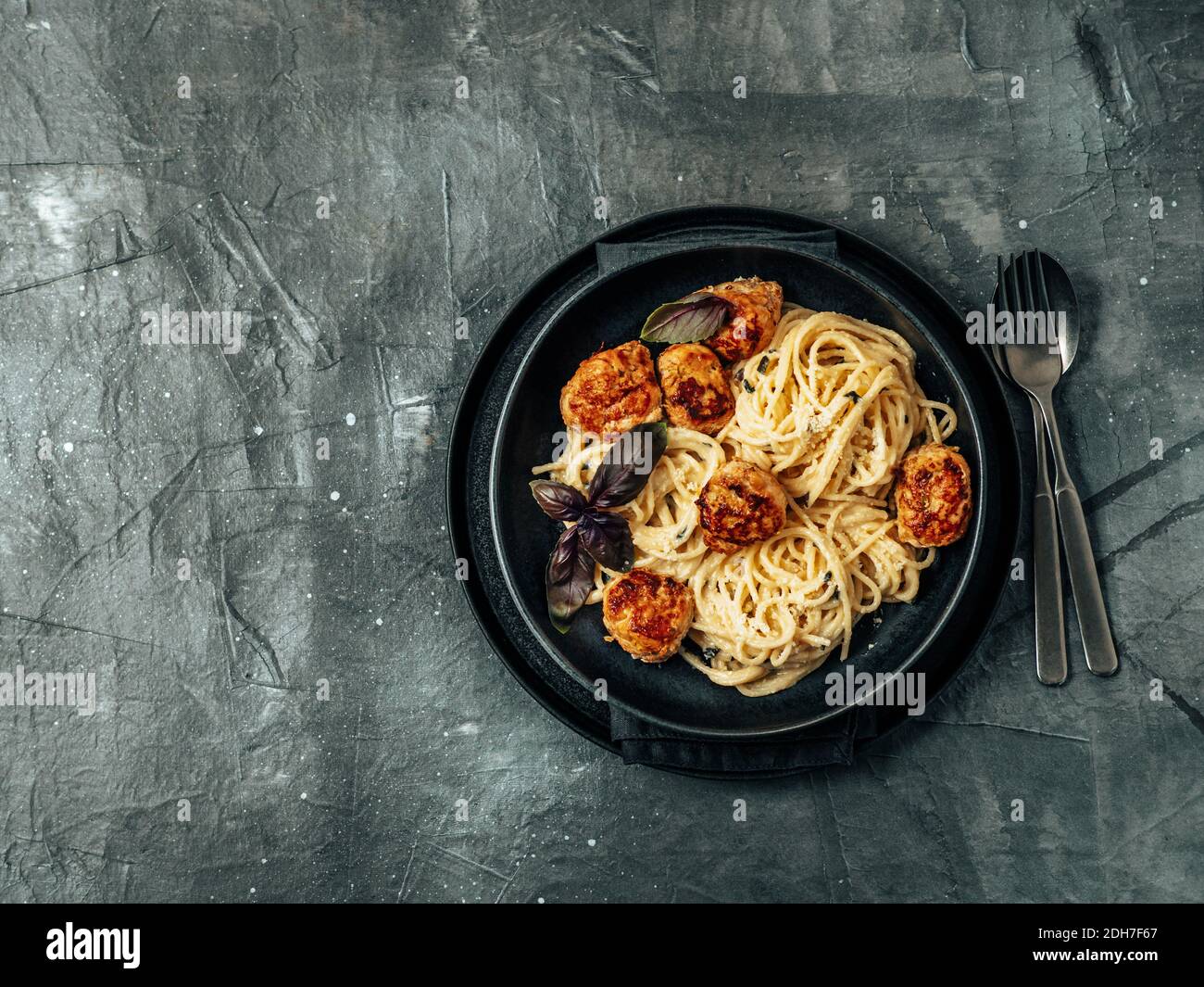 Zucchini Parmesan Fleischbällchen mit Pasta Carbonara Stockfoto