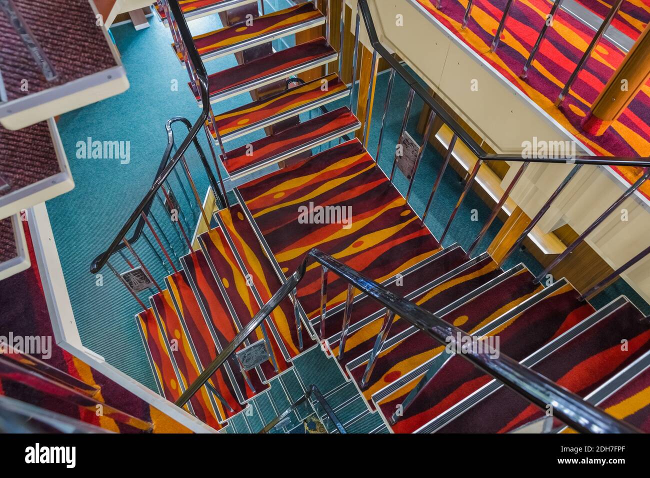 Treppen auf dem Kreuzfahrtschiff Stockfoto