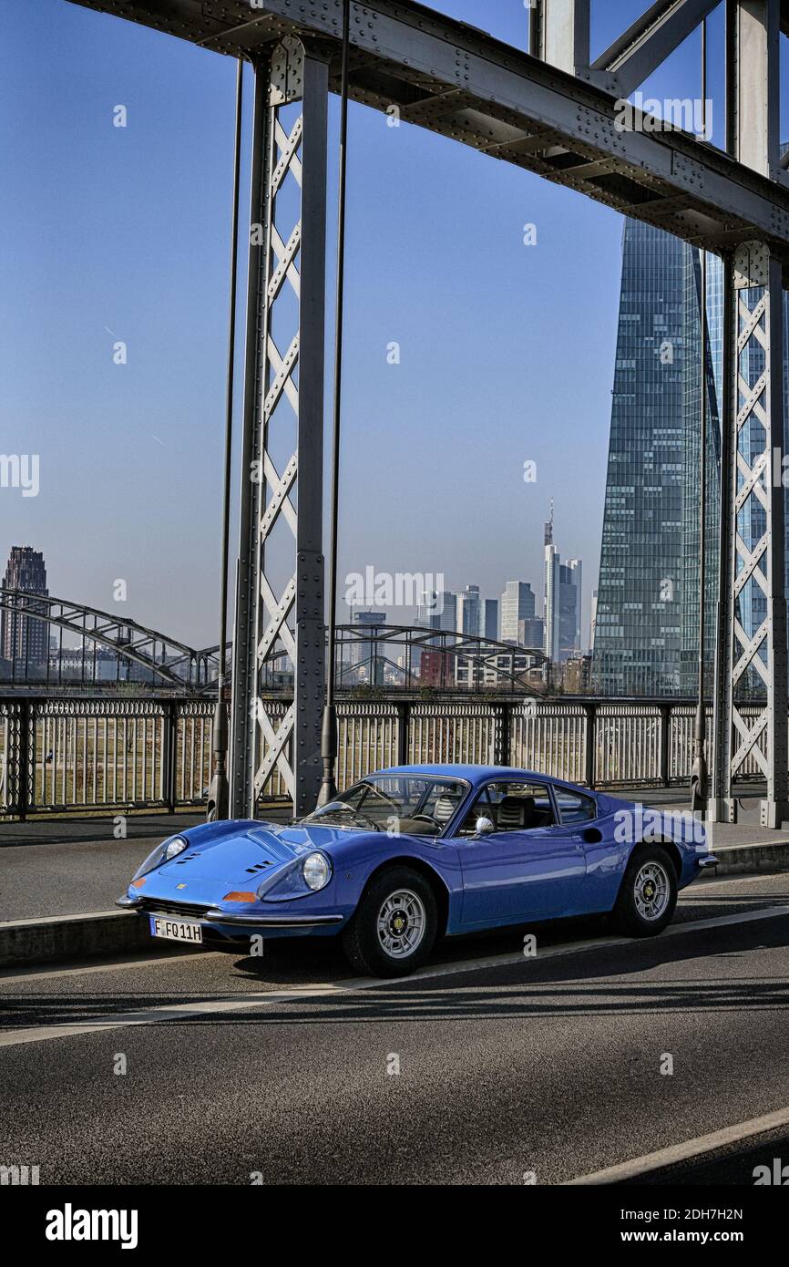 Frankfurt am Main Eastend Klassischer Sportwagen mit Skyline von Frankfurt und Neubau der Europäischen Zentralbank , Frankfurt am Main, Hessen , Deutsch Stockfoto