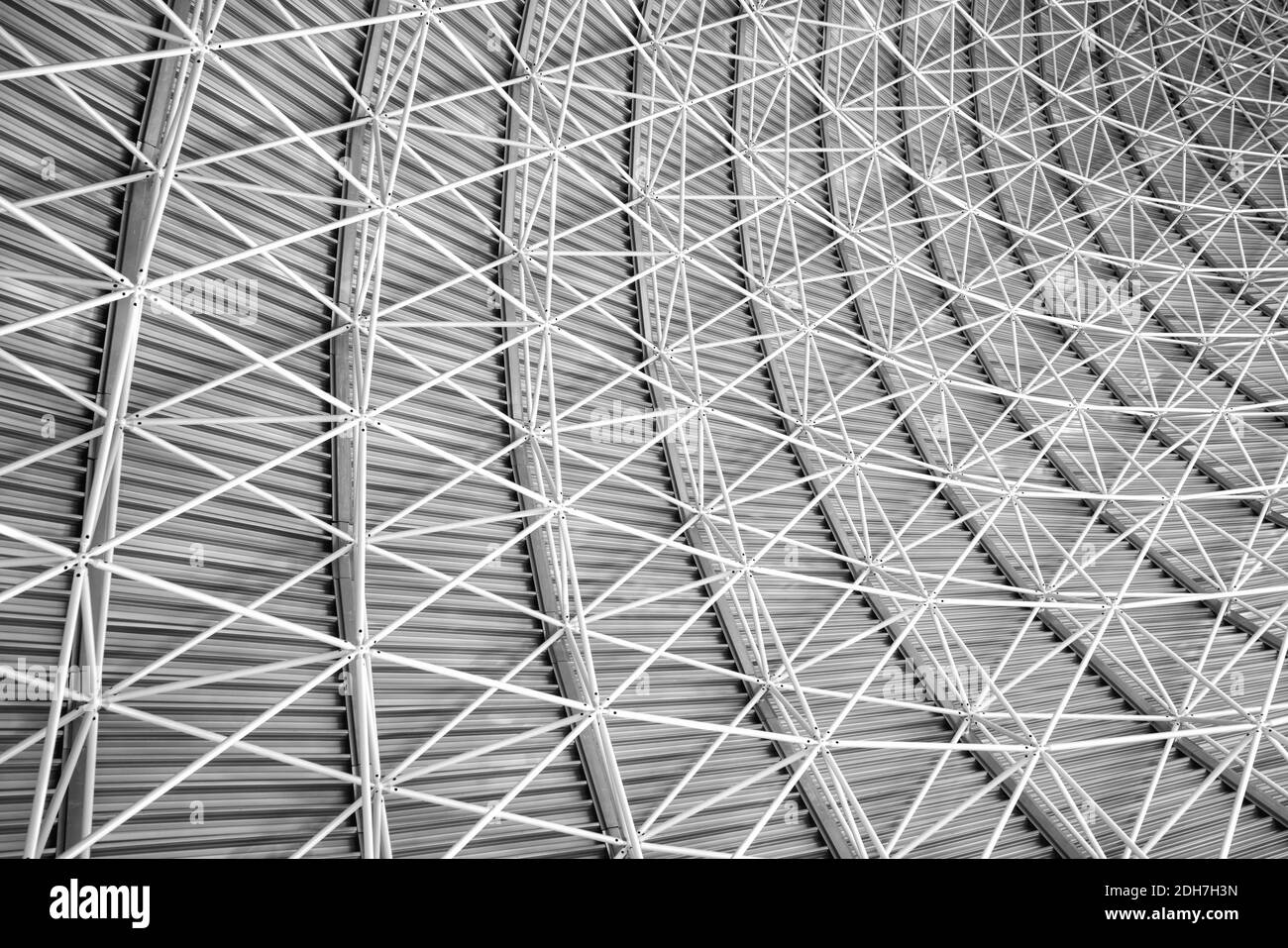 Moderne Innenarchitektur von Metall Stahl Dachkonstruktion Flughafen oder industriellen Fabrik. Stockfoto