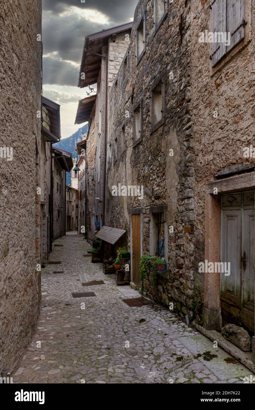 Blick auf das alte Dorf von Casso oberhalb der Vajont-Staumauer Stockfoto