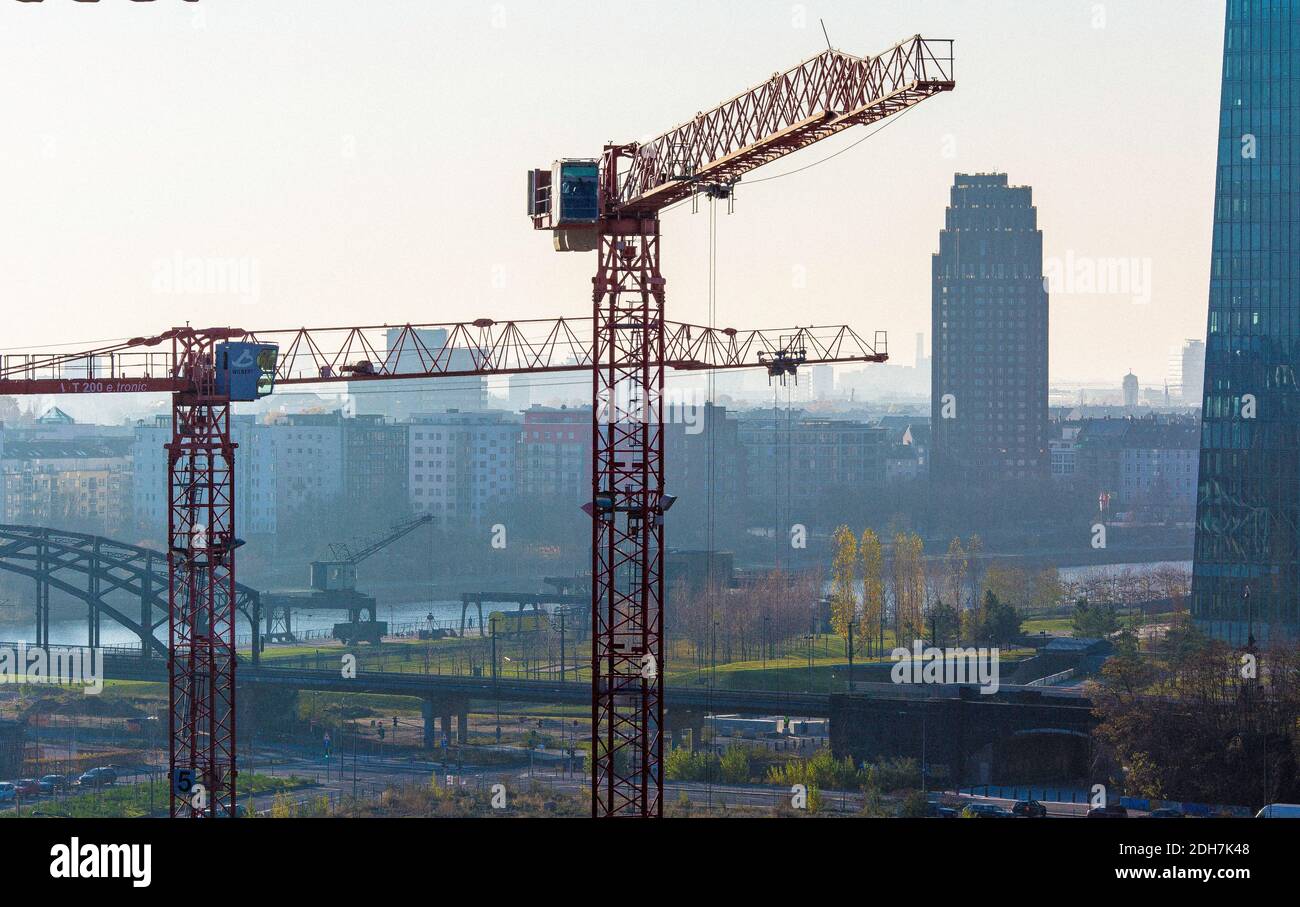 Baustelle eines Neubaus in Frankfurt am Main mit dem Osthafen im Hintergrund.Frankfurt am Main, Hessen, Deutschland. Stockfoto