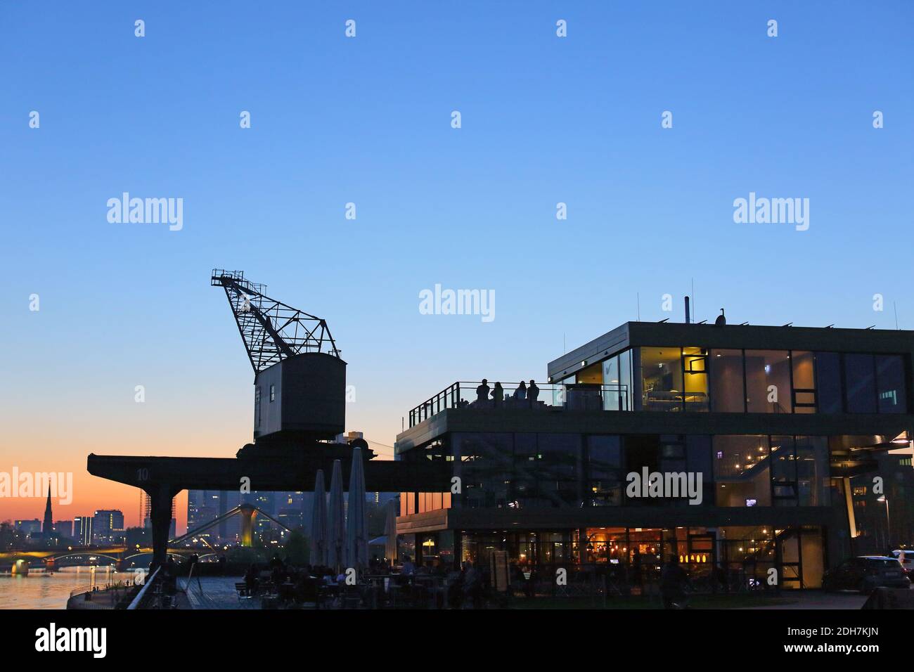 Deutschland, Hessen, Frankfurt am Main, Restaurant Oosten am Abend Sonnenuntergang am Main im Frankfurter Osthafen Stockfoto