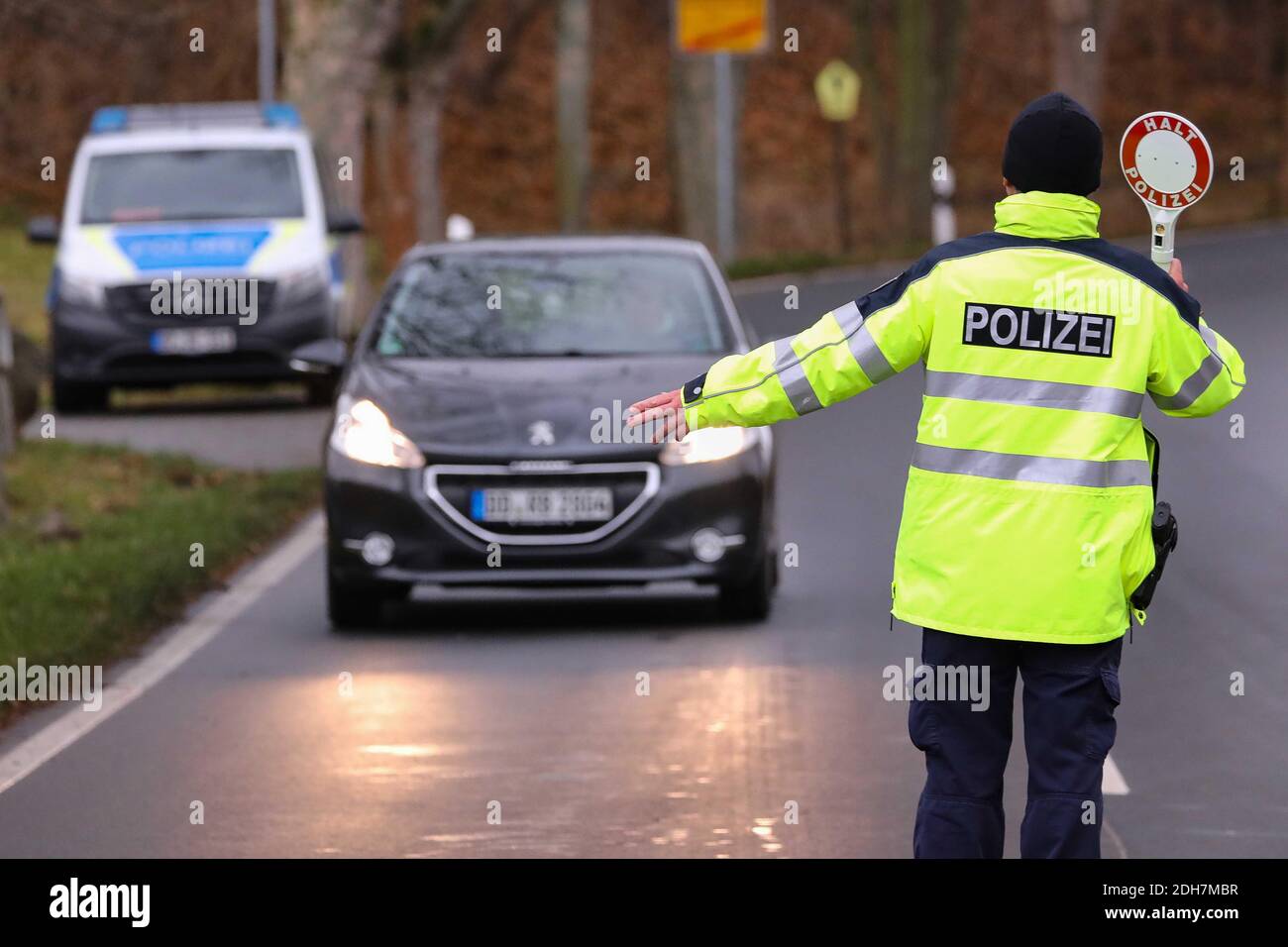 09. Dezember 2020, Sachsen, Berggießhübel Hellendorf: Bundesbeamter stoppt Kleinwagen. Kontrolle des lokalen Grenzverkehrs. Foto: Tino Plunert/dpa-Zentralbild/ZB Stockfoto