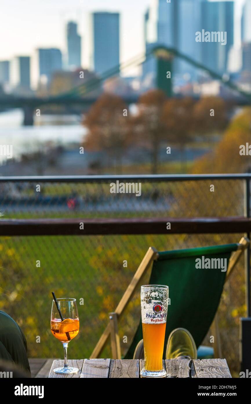 Bier und Cocktail auf dem Tisch in der Dachbar mit Frankfurter Skyline im Hintergrund .Frankfurt am Main, Hessen, Deutschland Stockfoto