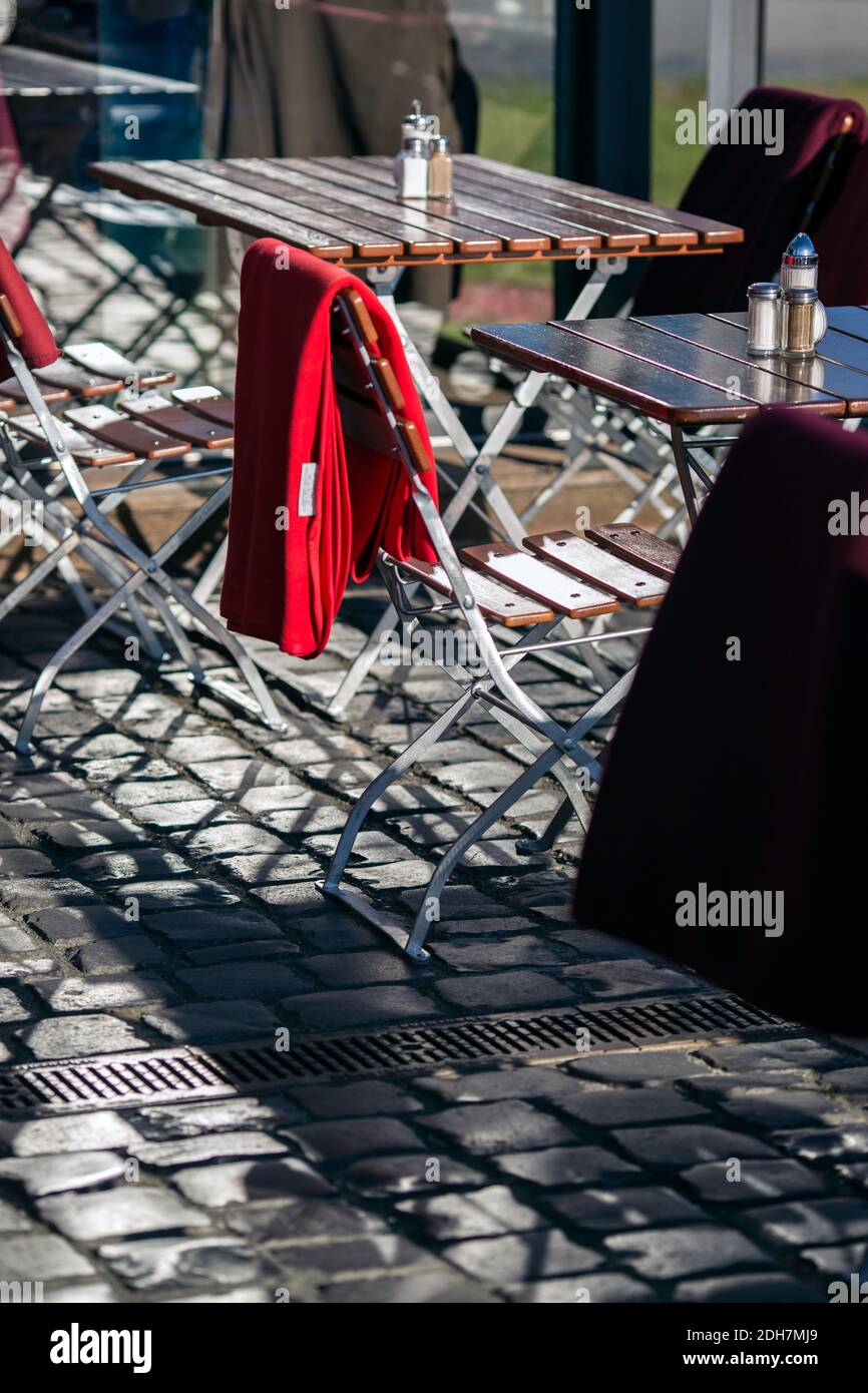 Stühle und Tische mit Decke auf der Restaurantterrasse. Leere Tische mit Stuhl und Decken in einem Restaurant outdoor.chairs mit warmen Decken Stockfoto