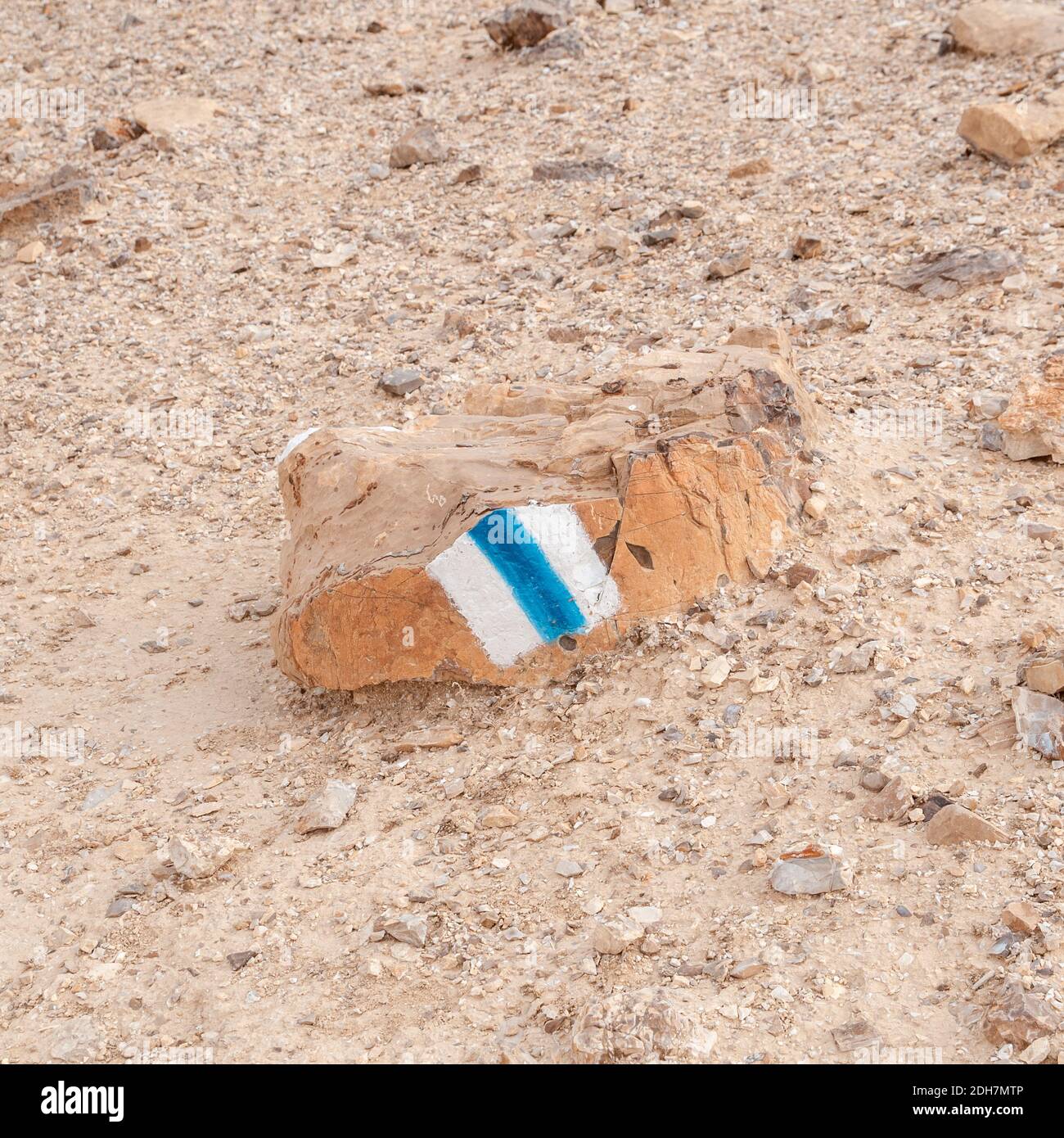 Farbige Markierungen eines Naturwanderweges auf einem Felsen gemalt. Fotografiert in Nahal Tzeelim [Tze'eelim Stream], Negev-Wüste, Israel im Dezember Stockfoto