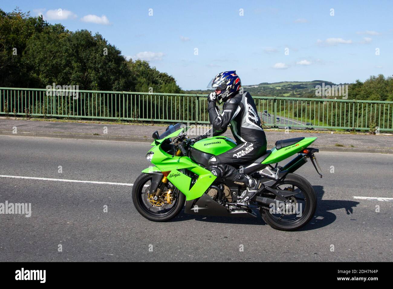 2007 grün Kawasaki Ninja Motorradfahrer; zweirädrige Transport, Motorräder, Fahrzeug, Straßen, Motorräder, Motorrad-Fahrer motoring in Chorley, UK Stockfoto