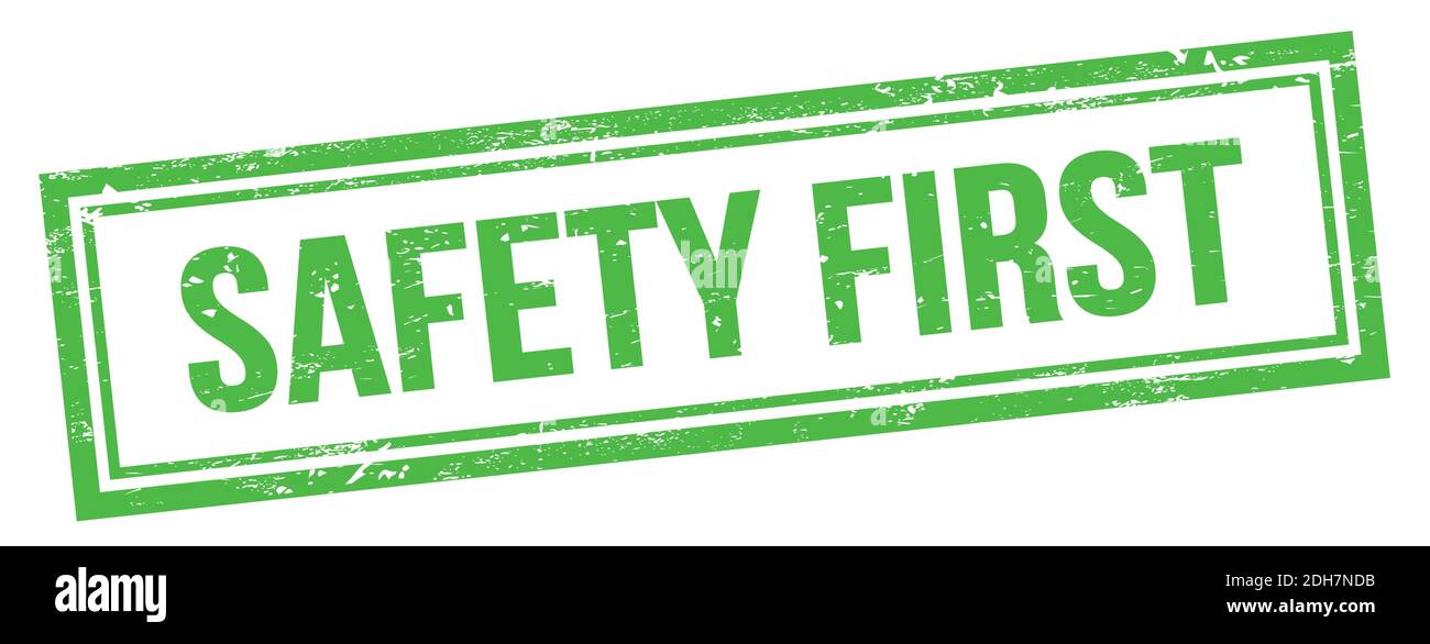 SICHERHEIT ERSTER Text auf grünem grungy vintage rechteckigen Stempel. Stockfoto