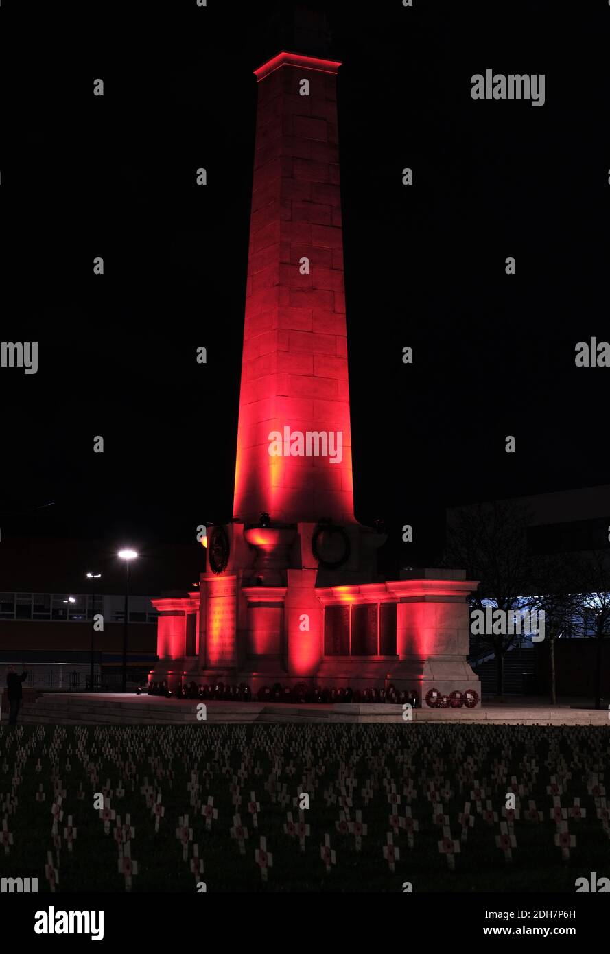 Wahrzeichen in Teesside wurden rot, um den Gedenktag zu markieren.Hartlepool Cenotaph Stockfoto