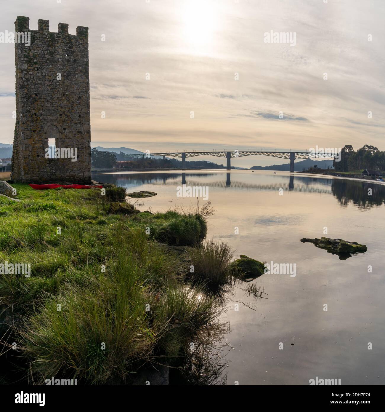 Ein Blick auf die Ruinen der Torres de Oeste Burg und Festung am Fluss Arousa in Galizien Stockfoto