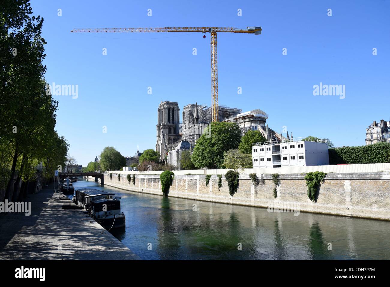 Paris (Frankreich), 14. April 2020: Rekonstruktionsstelle von Notre-Dame, Kran über der Kathedrale. Konsolidierungsarbeiten nach dem Brand, Kathedrale Notre-Dame. Stockfoto