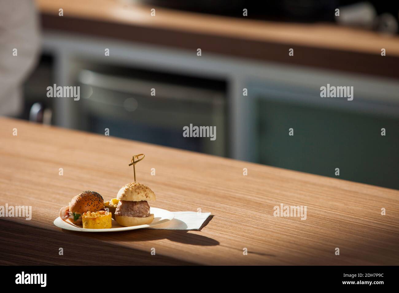 Teller mit spanischen Tapas und Mini-Burger auf der Oberseite Ein Holztisch Stockfoto