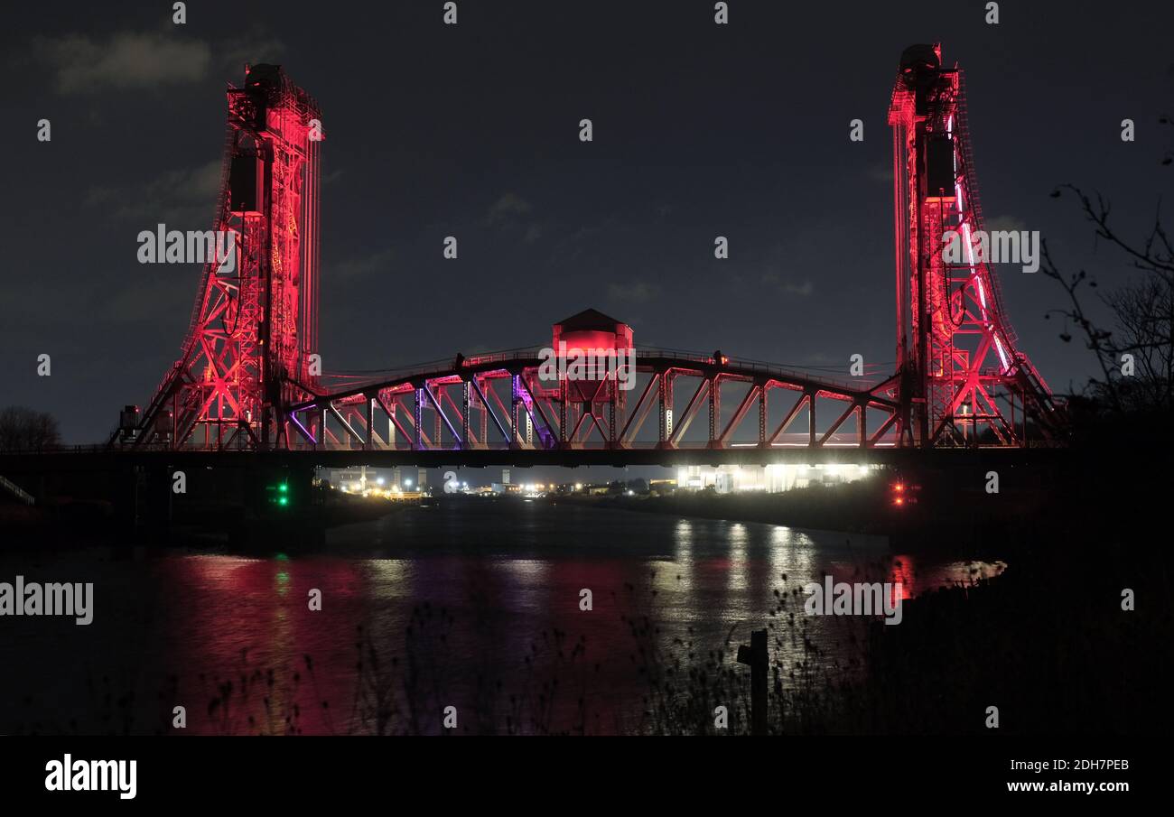 Wahrzeichen in Teesside wurden rot, um den Gedenktag zu markieren.die Newport Bridge über dem Fluss Tees. Stockfoto