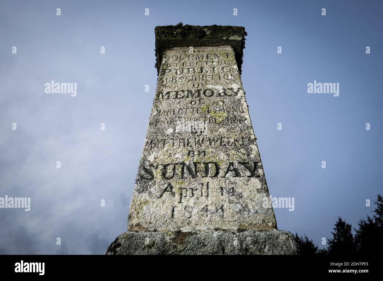 Ein Denkmal unter dem Showery Tor und dem Rough Tor am Bodmin Moor, das angeblich den Ort markiert, an dem Charlotte Dymond 1844 ermordet wurde.Donnerstag, 12. November 2020. Stockfoto