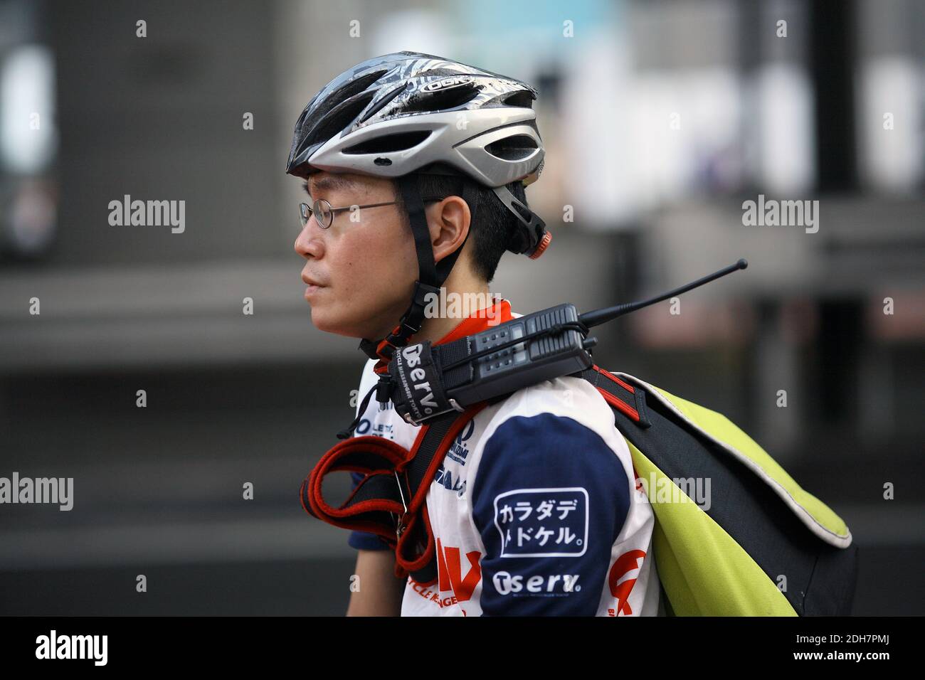 Asiatischer Mann, der als Fahrradkuriere in Tokio, Japan, arbeitet Stockfoto