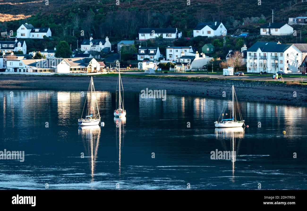 KYLE OF LOCHALSH ROSS-SHIRE SCHOTTLAND YACHTEN IN DER NÄHE DER DORF KYLEAKIN Stockfoto