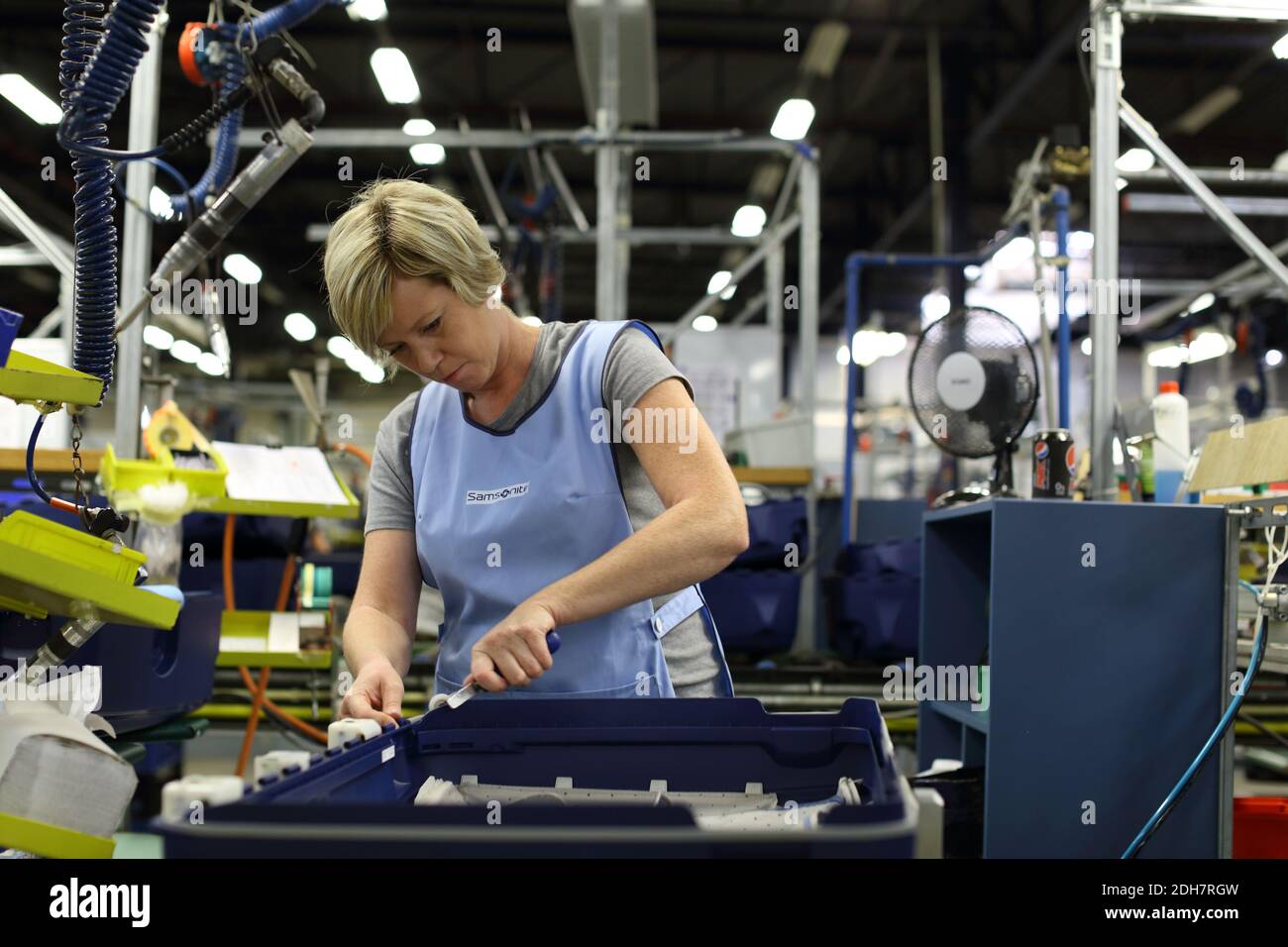 Arbeiterinnen im Samsonite-Montagewerk in Oudenaarde, Belgien. Stockfoto