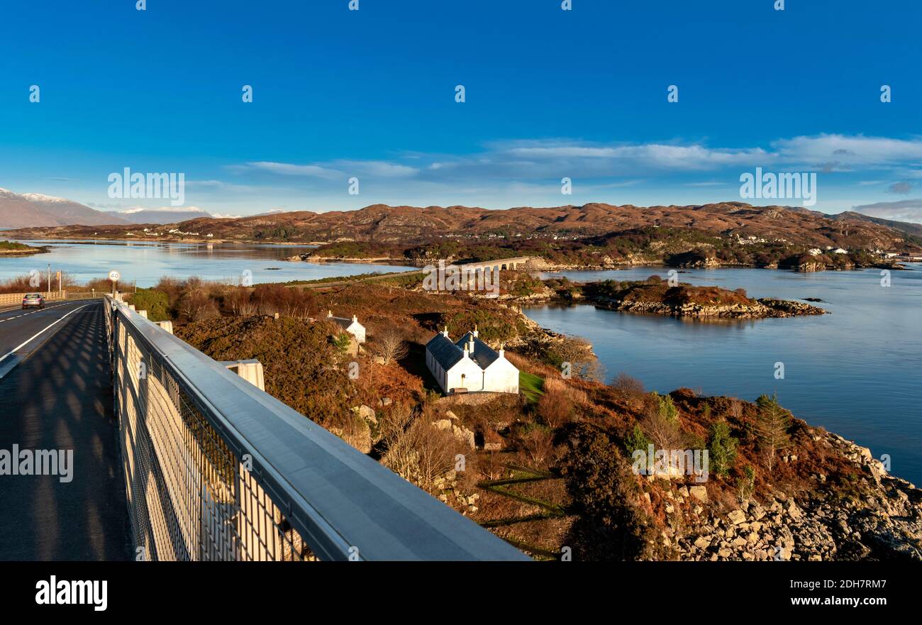 SKYE BRIDGE ROSS-SHIRE SCHOTTLAND BLICK VON DER STRASSENBRÜCKE NACH KYLE VON LOCHALSH UND WEISSES HAUS VON MAXWELL MUSEUM UNTEN Stockfoto