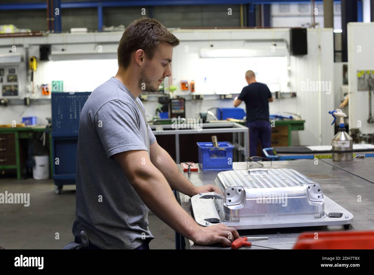 Ein Mitarbeiter von Samsonite fertigt das Werkzeug aus Aluminium für die Herstellung von Koffern am Produktionsstandort von Samsonite in Oudenaarde, Belgien. Stockfoto