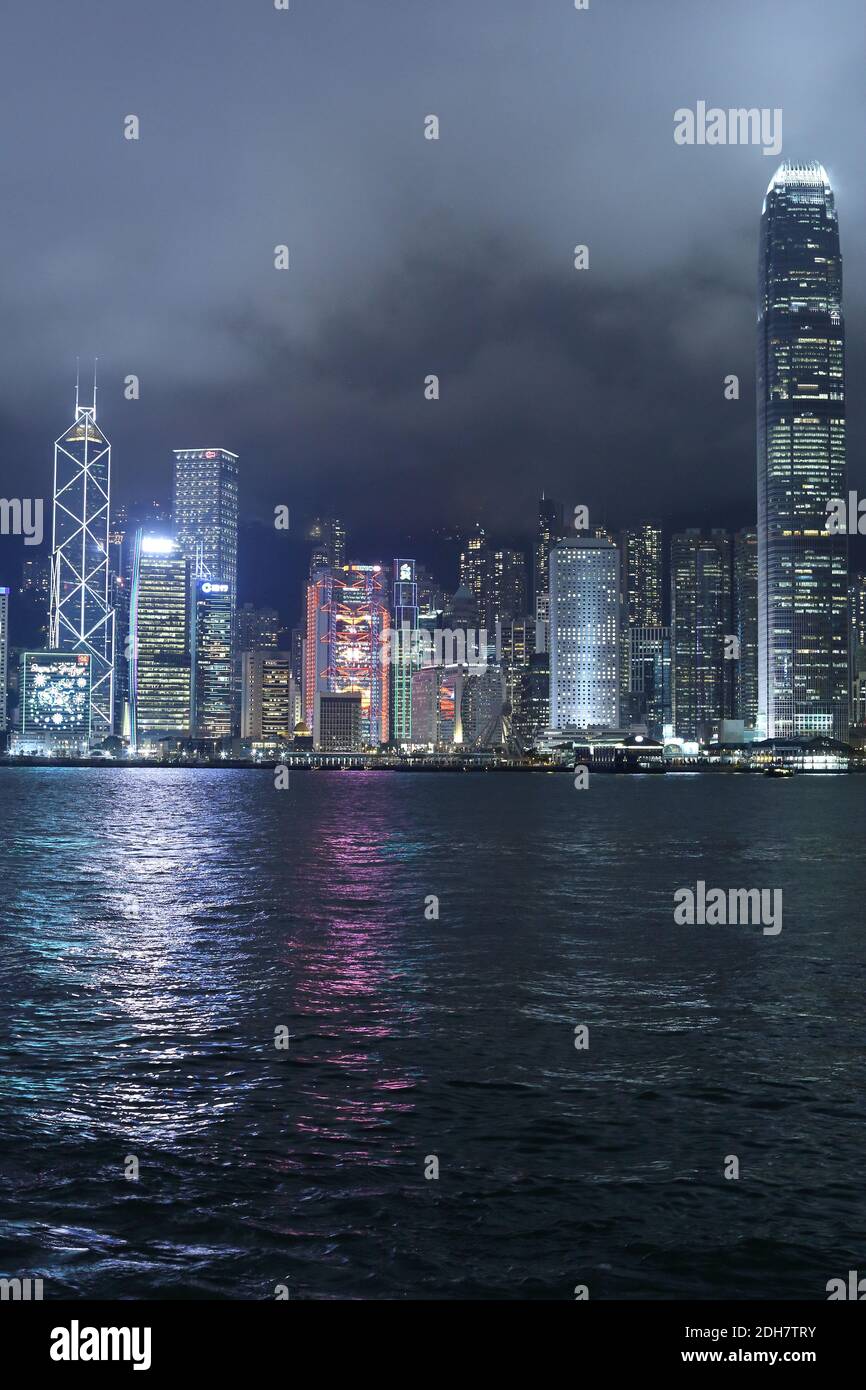 Victoria Harbour Skyline bei Nacht in Hongkong Stockfoto