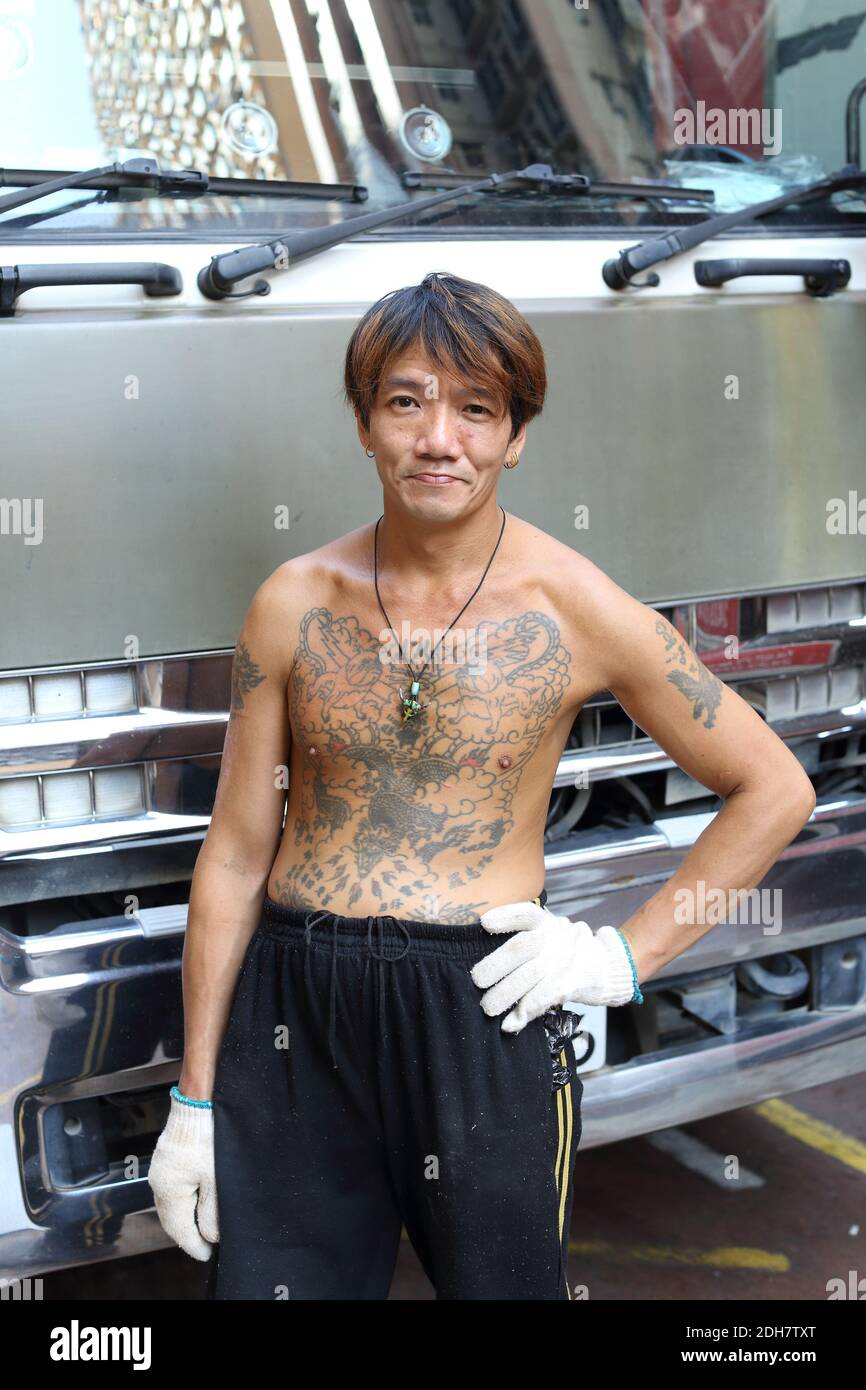 Eine Aufnahme eines tattoed männlichen LKW-Fahrers in hong kong Stockfoto