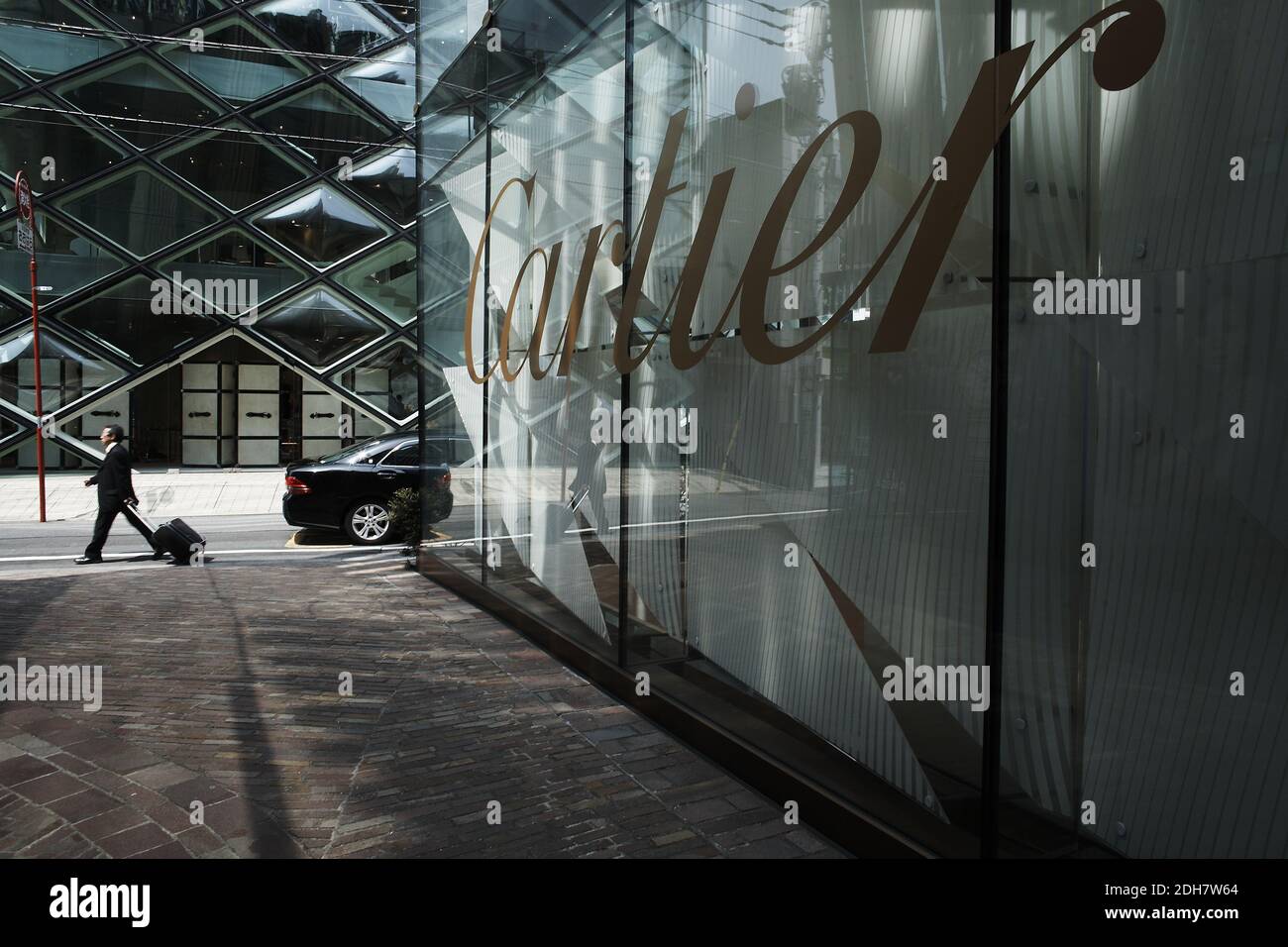 Buissness man vorbei Cartier Boutique im Omotesando Bezirk, Tokio, Japan. Stockfoto