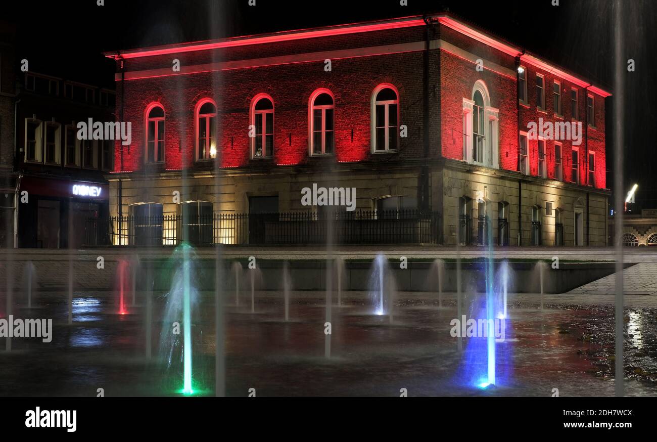 Wahrzeichen in Teesside wurden rot, um den Gedenktag zu markieren.Stockton Town Halle Stockfoto