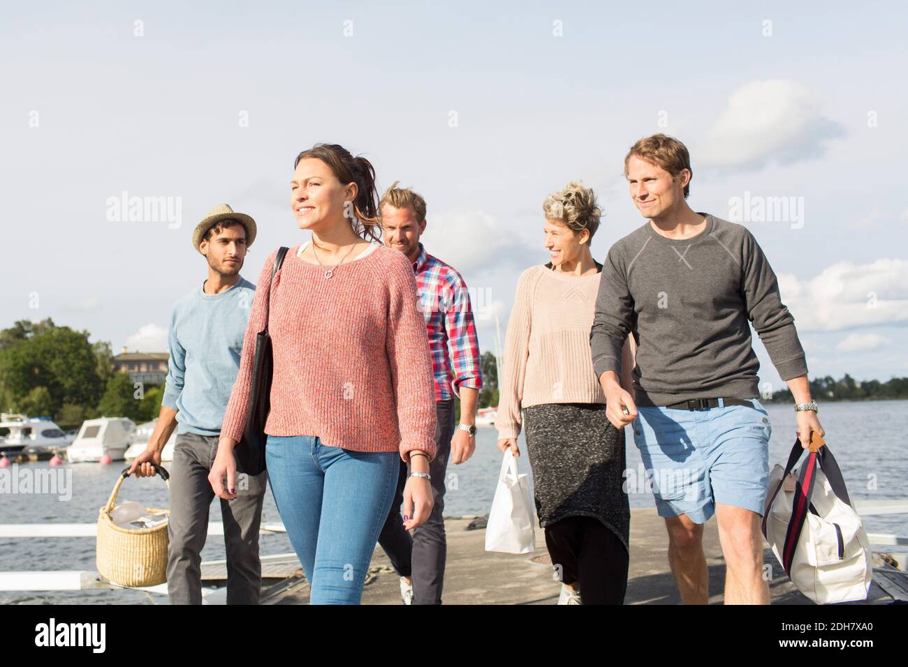 Gruppe von Freunden zusammen auf Pier gehen Stockfoto