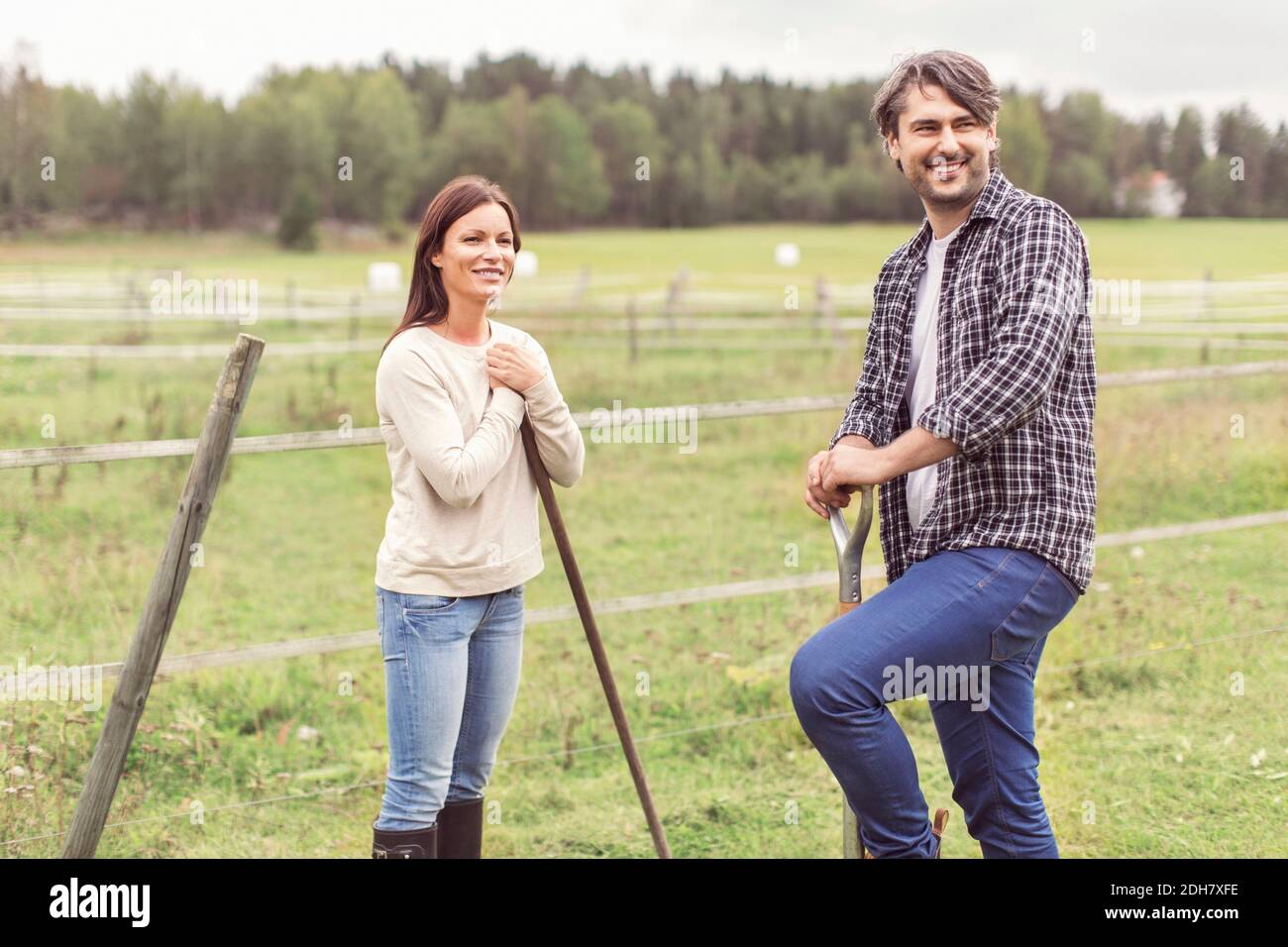 Happy Mid adult Paar arbeitet in Bio-Bauernhof Stockfoto