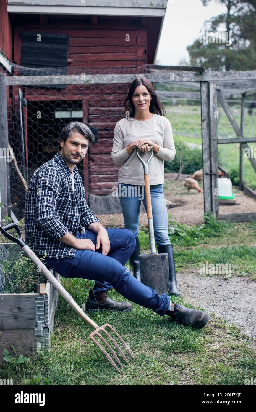 Porträt eines Paares auf der Geflügelfarm Stockfoto
