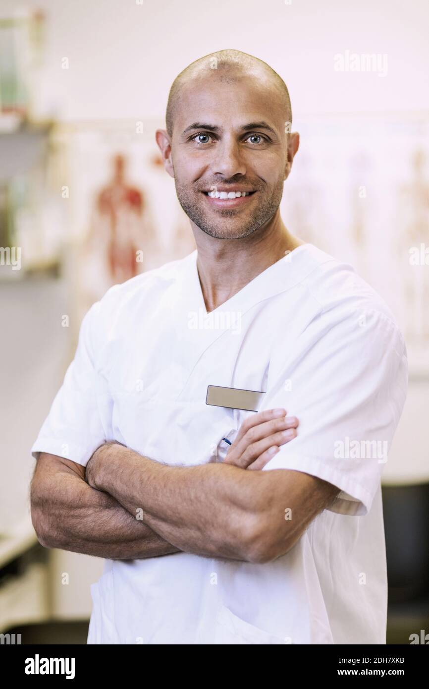 Porträt des selbstbewussten orthopädischen Chirurgen stehende Arme in der Klinik gekreuzt Stockfoto