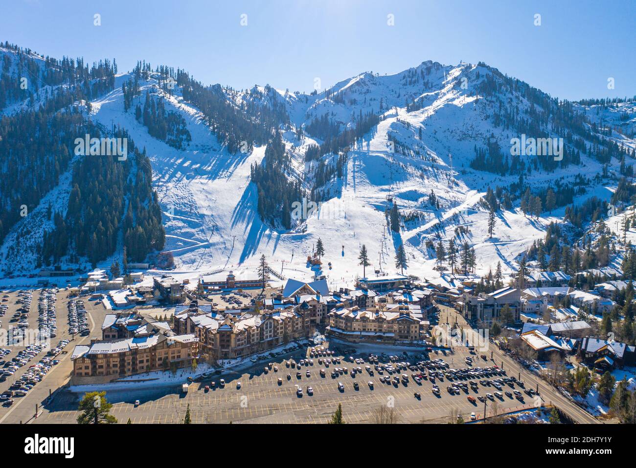 OLYMPIC VALLEY, CALIFORNIA, USA - Dec 07, 2020: Squaw Valley Ski Resort und Squaw Village, fotografiert von einer Luftdrohne. Stockfoto