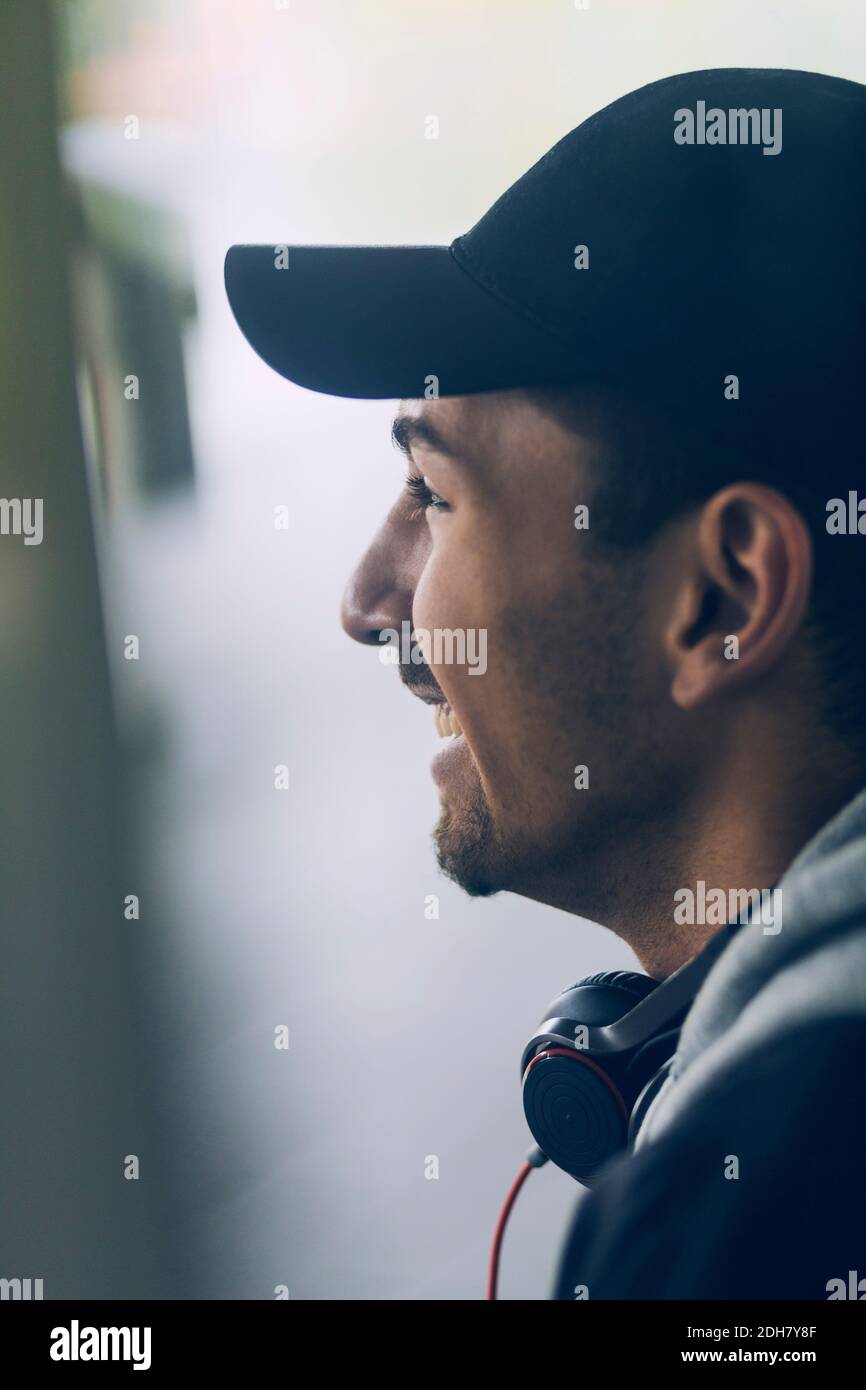 Seitenansicht eines glücklichen männlichen Studenten, der wegschaute Stockfoto