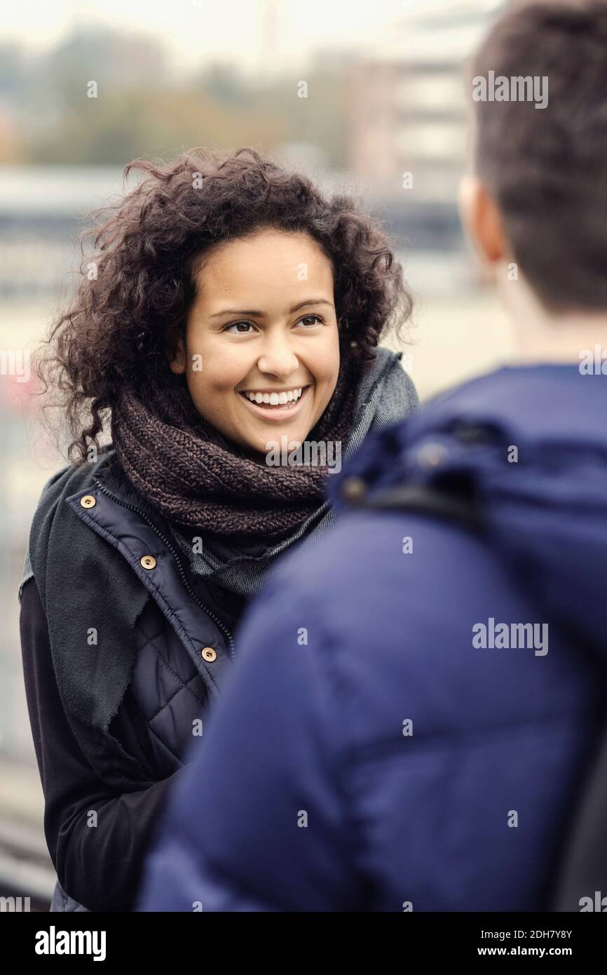 Glückliche Student Frau Blick auf Mann im Freien Stockfoto