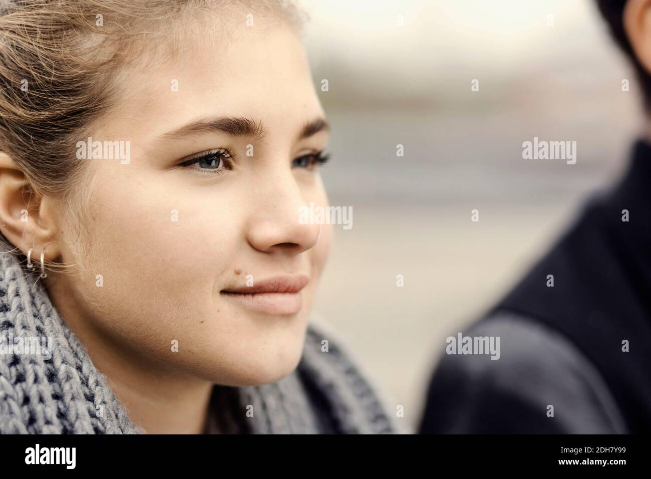 Nachdenkliche Studentin im Freien Stockfoto