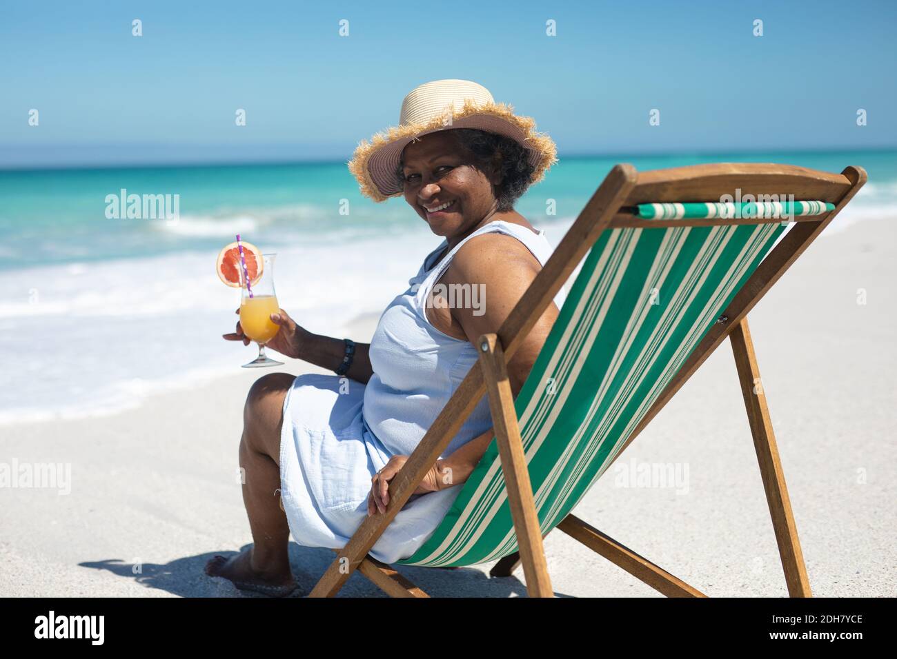 Alte Frau, die sich am Strand erholt Stockfoto