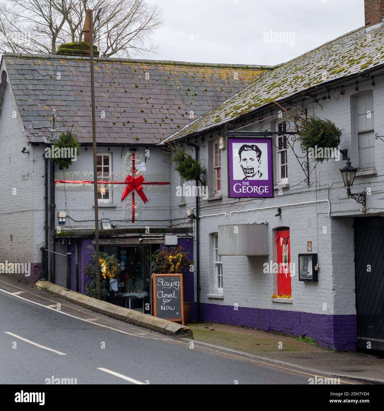 Fordingbridge, New Forest, Hampshire, Großbritannien, 10. Dezember 2020. Das George Riverside Pub bleibt nach Lockdown 2 geschlossen, das Gebiet befindet sich nun in Tier 2 der Coronavirus-Beschränkungen. Der Bezirk New Forest befand sich vor der zweiten Sperre in Tier 1. Vor dem Eingang hängt ein neues Pub-Schild. Kredit: Paul Biggins/Alamy Live Nachrichten Stockfoto