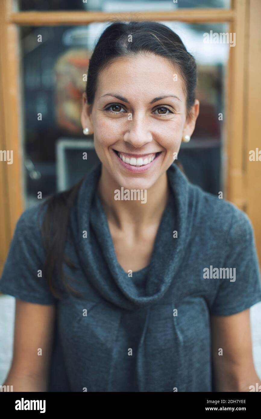 Porträt einer glücklichen Frau im Café Stockfoto