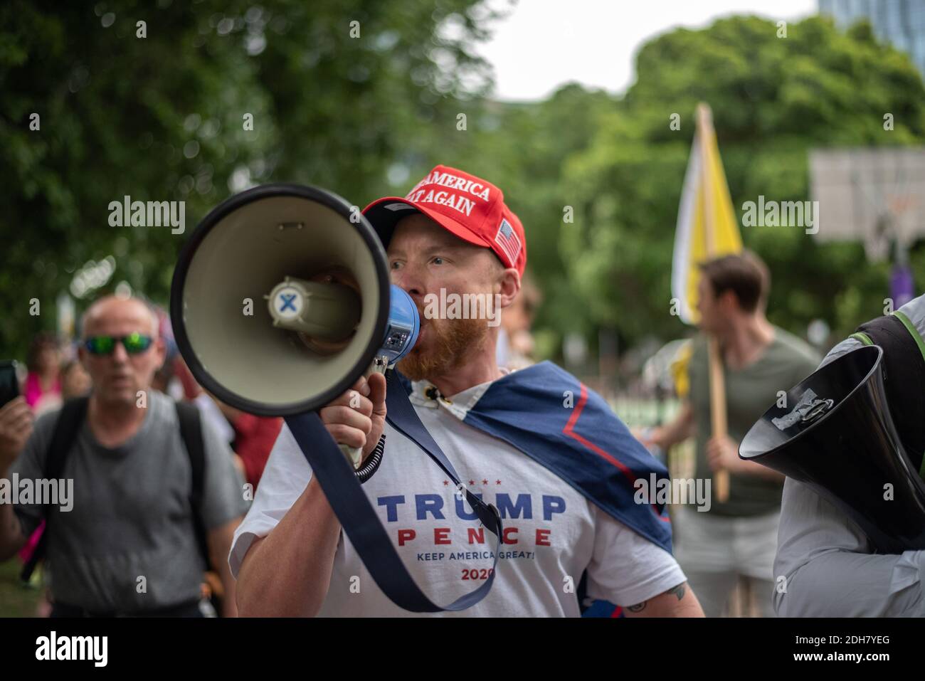 Melbourne, Victoria. Dezember 2020. Melbourne Freedom Rally. Ein Trump-Anhänger führt Demonstranten durch Gesänge. Quelle: Jay Kogler/Alamy Live News Stockfoto