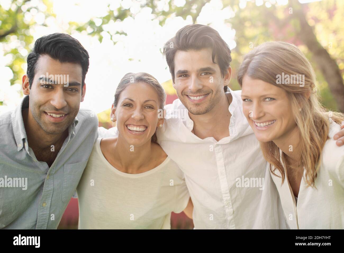 Porträt von vier glücklichen Menschen im Freien Stockfoto