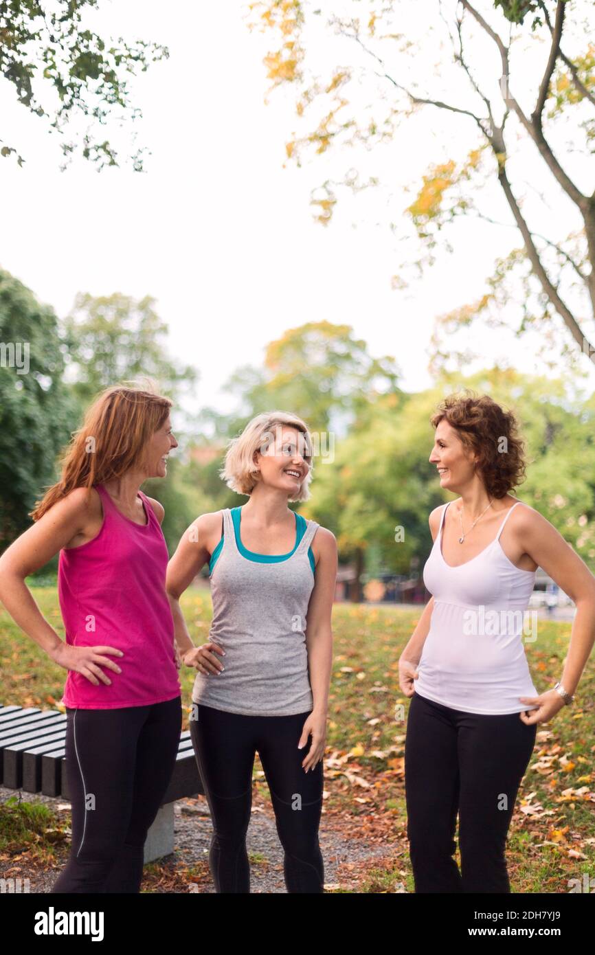 Glücklich fit Frauen im Park unterhalten Stockfoto