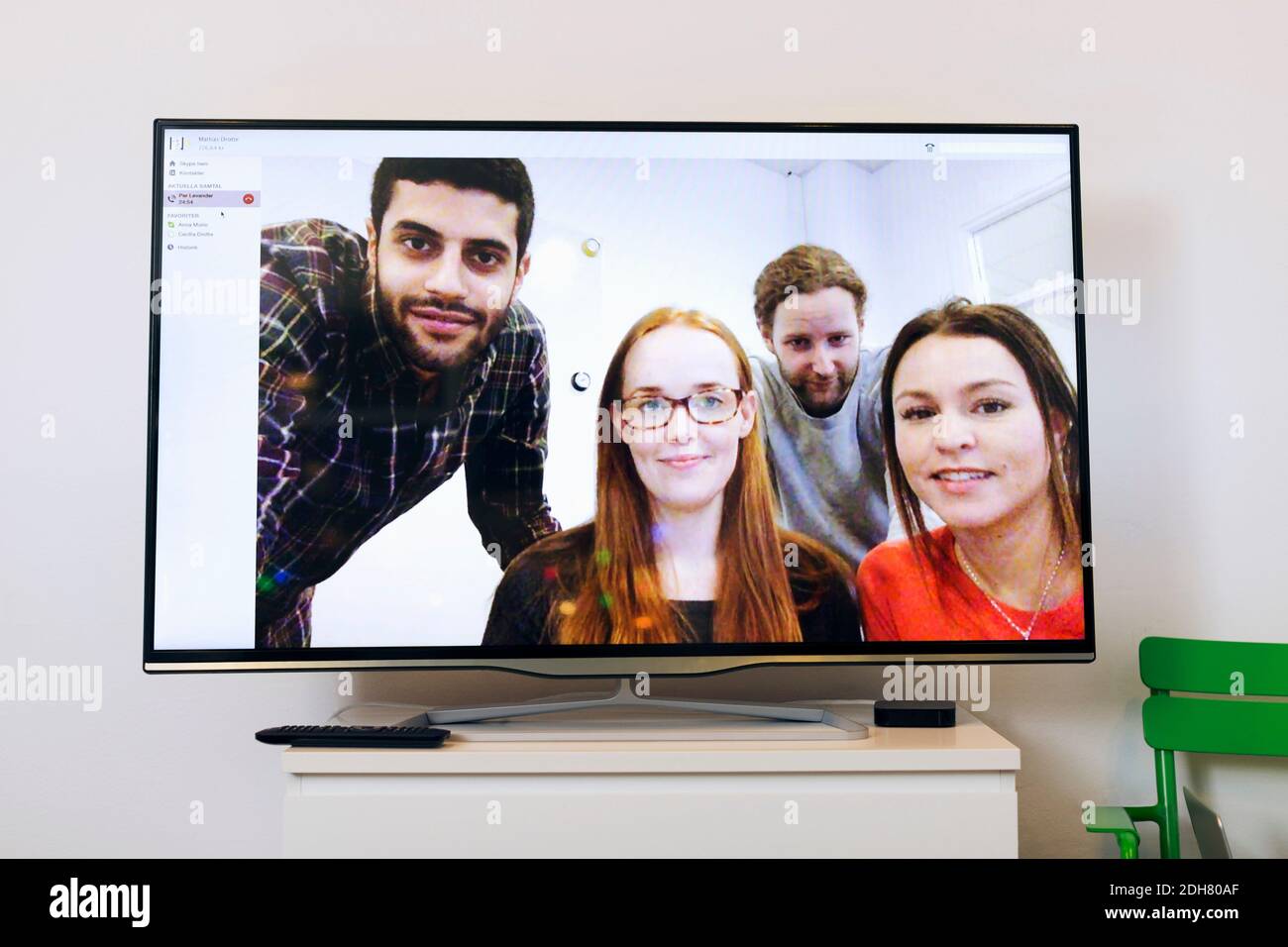 Geschäftsleute auf Leinwand im Videokonferenzraum bei Creative Büro Stockfoto