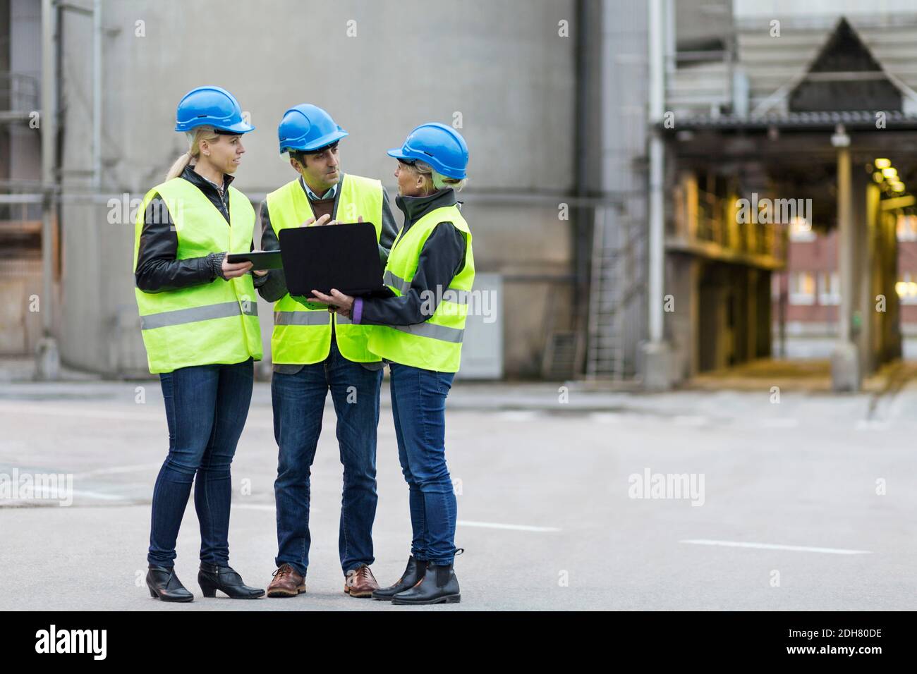 Die gesamte Länge der Arbeiter mit Technologien in der Fabrik Stockfoto