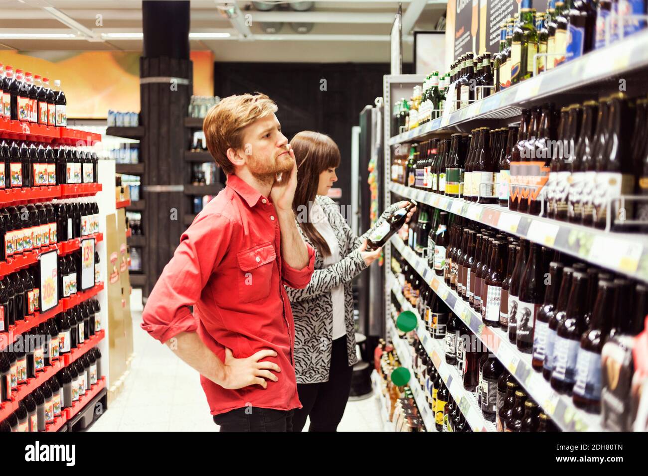 Junges Paar Einkauf im Supermarkt Stockfoto