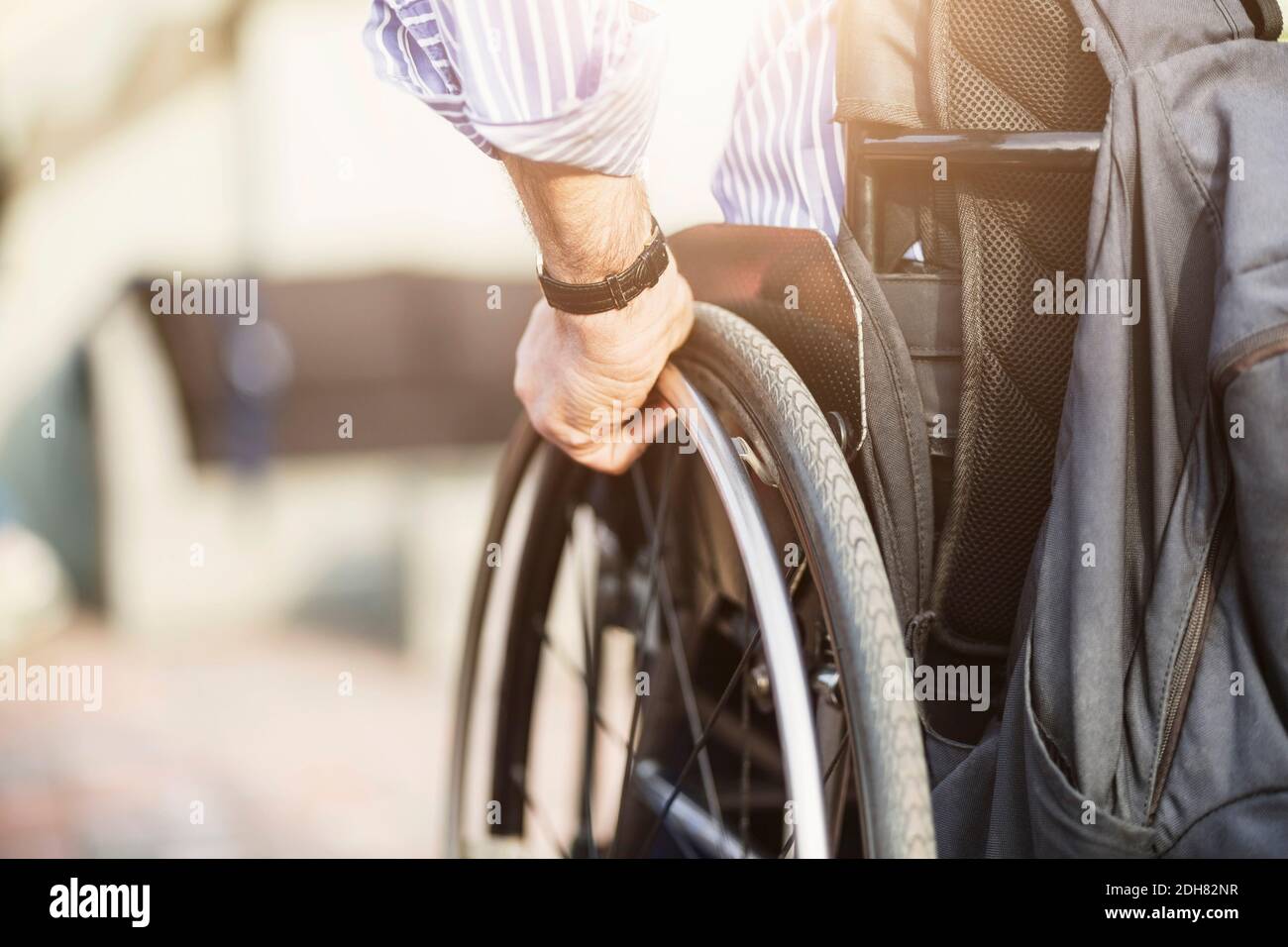 Zugeschnittenes Bild des Menschen im Rollstuhl im Freien Stockfoto
